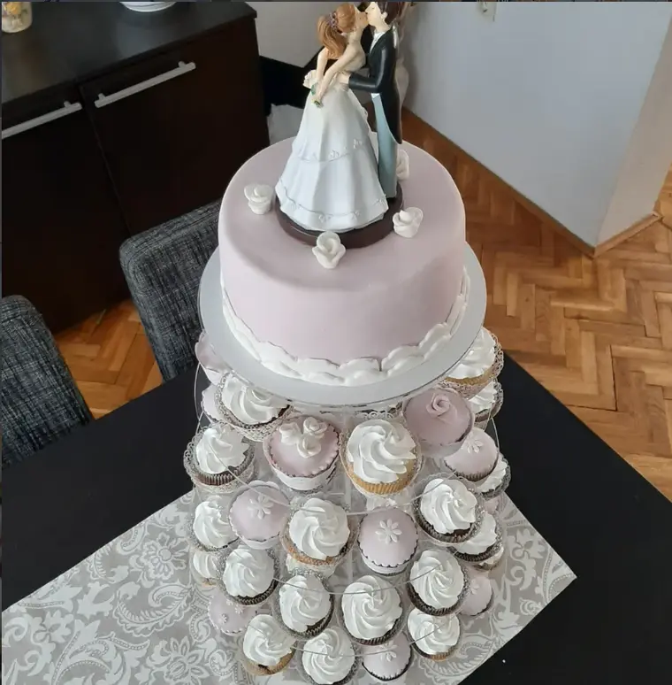 Mladenačka torta sa kapkejk tornjem
